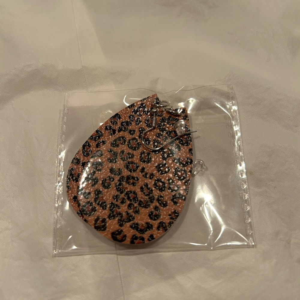 🦋BOGO50%Off🦋NWT Chic Leopard Pattern Teardrop Earrings